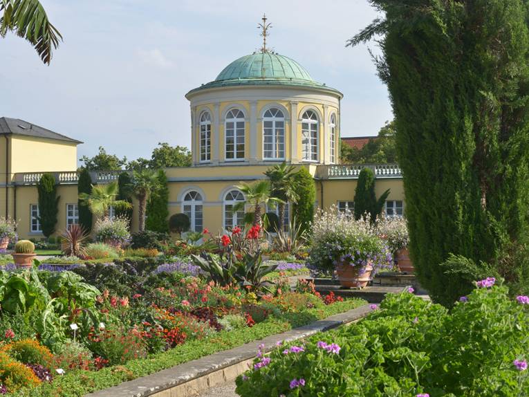 Schmuckhof mit blühendem Sommerflor